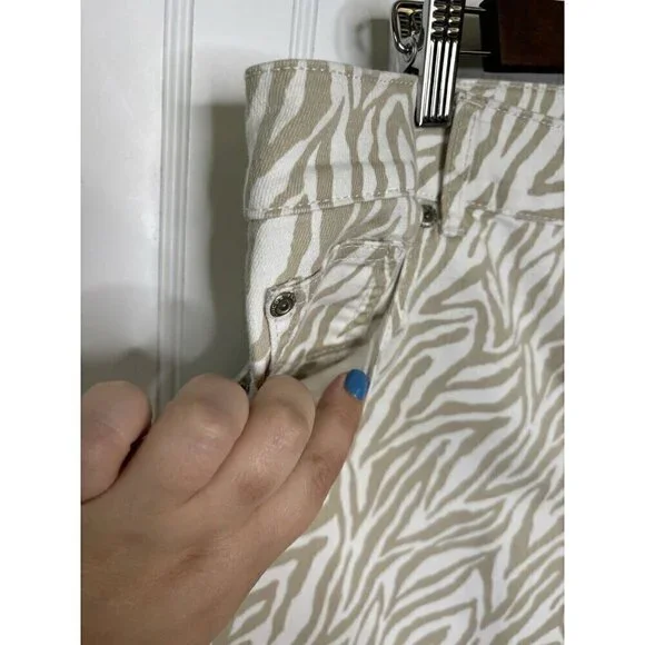 Chicos Platinum Denim Zebra Print Tan White Womens Size 2.5 /14US Ankle Jeans - Picture 2 of 12